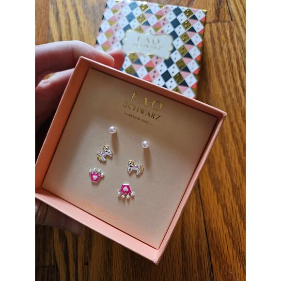 FAO Schwarz 3PC Faux Pearl Unicorn Crown Fine Silver Plate Stud Earring Gift Set - Picture 5 of 5